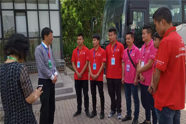 邹联克厅长与参赛教师及学生进行亲切交流.png