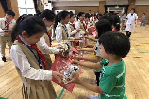 中日友谊小使者互换礼物.jpg
