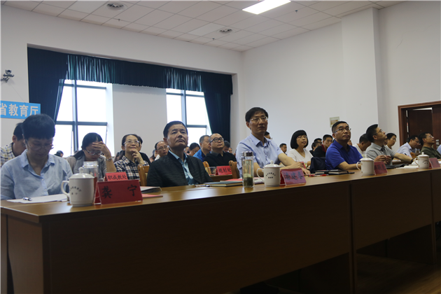 厅领导班子在家领导率干部职工聆听讲座.png