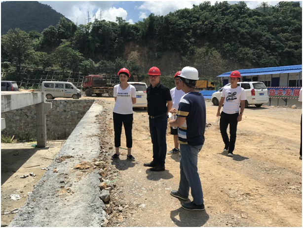 察看册亨中学建设进展情况.png