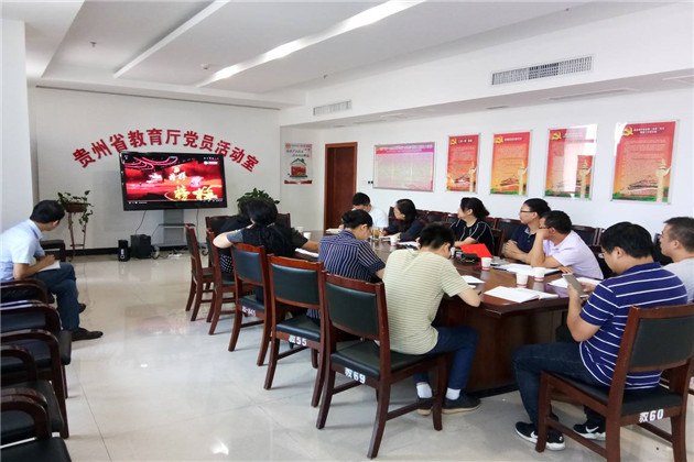 支部党员观看学习影片.jpg
