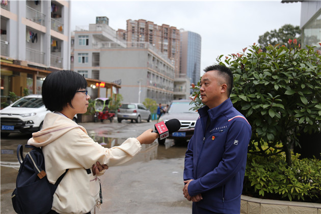 记者向黔南民族师范学院总务处负责人了解情况.jpg