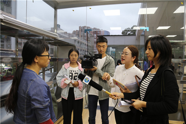 记者向正在“校农结合”超市购物的老师了解情况.jpg