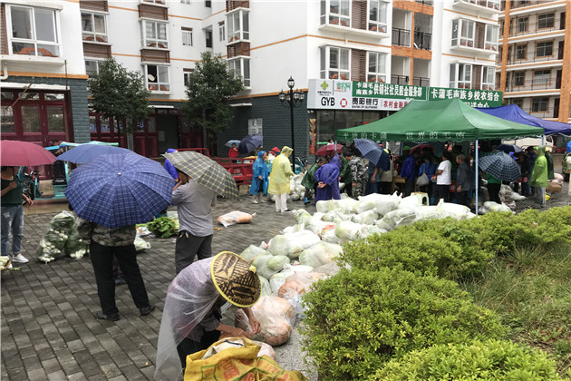 记者在卡蒲乡校农结合收购点采访农户.jpg