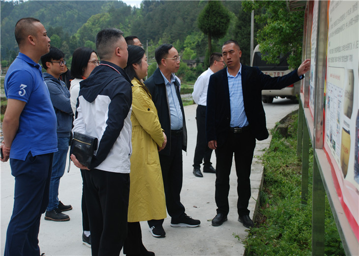 乡党委负责同志介绍“校农结合”工作开展情况.jpg