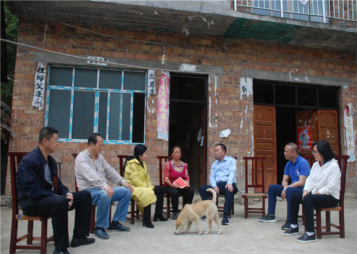 与贫困户杨昌霞座谈.jpg