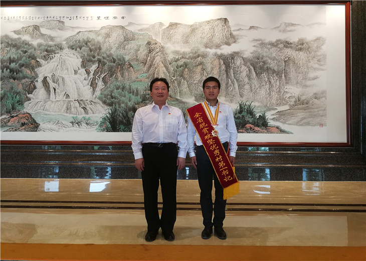 朱新武书记在黔南分会场与获得“全省脱贫攻坚优秀村第一书记”称号的我厅驻荔波县同步小康工作队对于杨延立同志合影.jpg