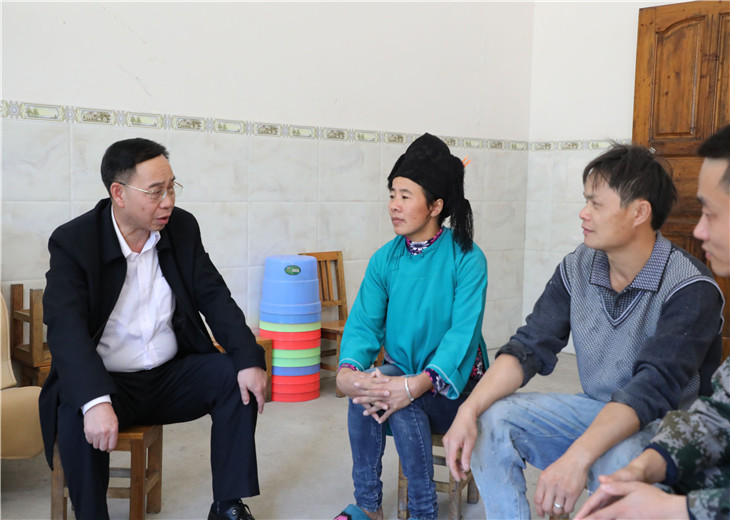 调研组与贫困户深入交流.jpg
