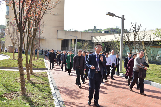 与会代表在赤水市教育园区文华小学观摩.jpg