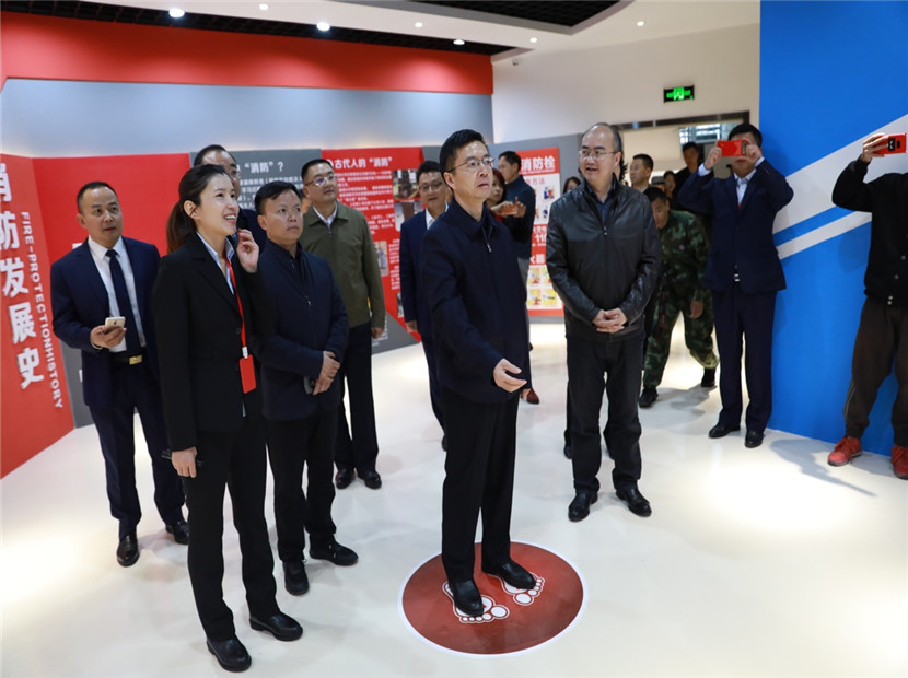与会领导嘉宾体验教育馆中各种寓教于乐的设施设备_副本.jpg