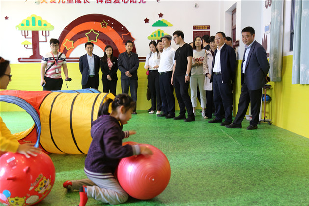 3汇川区新黔小学随班就读学生做康复训练.JPG