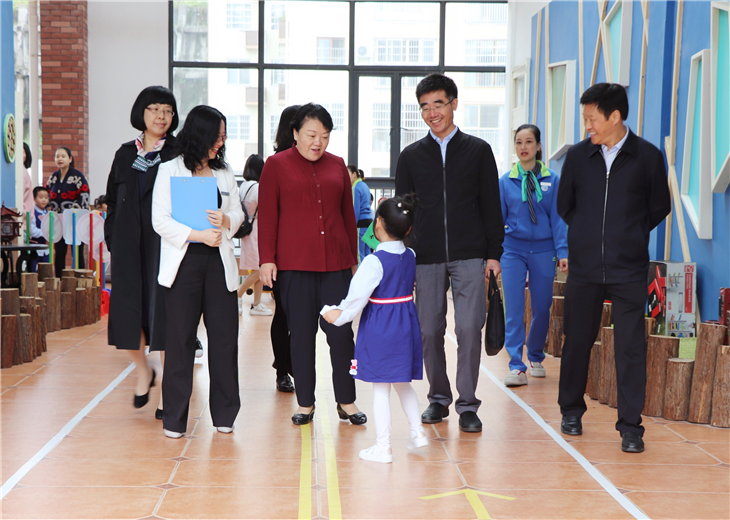 专家、领导现场观摩幼儿园.png