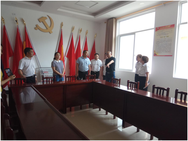 在六枝特区第九中学进行调研.png